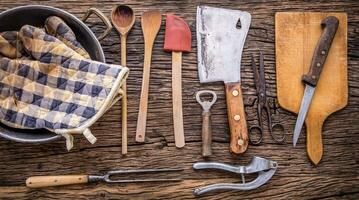 topo do Visão em vintage cozinha utensílios em rústico madeira fundo. foto