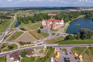 aéreo Visão em negligenciar restauração do a histórico castelo ou Palácio perto lago foto