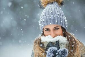 retrato do jovem lindo mulher dentro inverno roupas e Forte nevando. foto