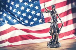 senhora justiça e americano bandeira. símbolo do lei e justiça com EUA bandeira foto
