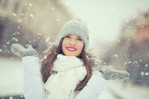 lindo sorridente jovem mulher dentro caloroso roupas. a conceito do retrato dentro inverno Nevado clima foto