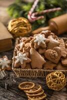 Pão de gengibre Natal biscoitos em cozinha mesa - fechar-se foto