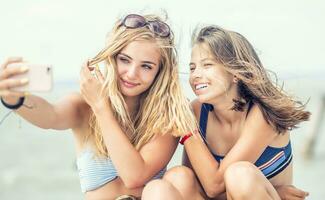 dois jovem Adolescência meninas levando uma selfie foto