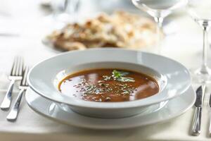 prato do italiano Sopa grossa de vegetais e macarrão sopa com uma chique servindo dentro uma restaurante foto