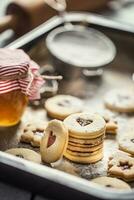 Natal Linzer doces e biscoitos marmelada açúcar pó dentro cozido panela foto