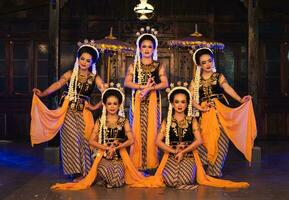 uma grupo do javanese dançarinos poses dançando com seus amigos enquanto levando As fotos em a etapa