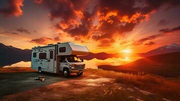 pôr do sol sobre motorhome dentro uma acampamento rv. silhueta conceito foto