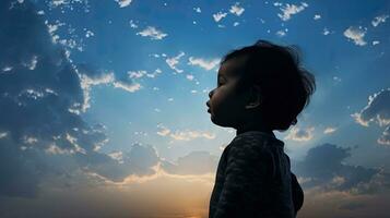 infantil sombra contra céu. silhueta conceito foto