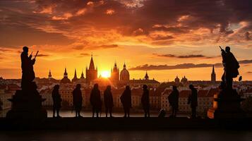 silhuetas do estátuas e telhados do paisagem urbana às Charles ponte dentro Praga tcheco república iluminado de a pôr do sol foto