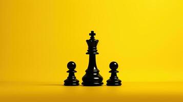 Preto xadrez peça com rei s silhueta em amarelo pano de fundo foto