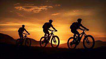 homem equitação bicicletas ao ar livre às pôr do sol capturado dentro três silhueta tiros foto