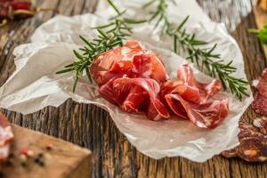 prosciutto com fresco alecrim em branco papel. foto