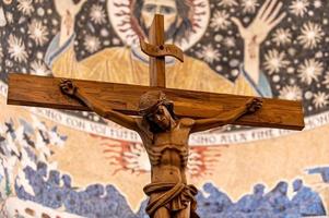 crucifixo de madeira com Jesus esculpido à mão