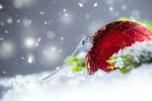 Natal vermelho luxo bola dentro neve e abstrato Nevado atmosfera foto