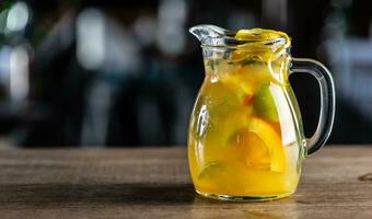 fresco limonada com vários cítricos dentro uma cheio jarra com fresco cunhas do fruta dentro foto