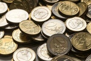 fechar-se uma pilha do Novo euro moedas dentro de outros composições foto