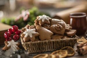 Pão de gengibre Natal biscoitos em cozinha mesa - fechar-se foto