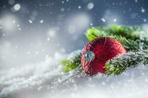 Natal vermelho luxo bola dentro neve e abstrato Nevado atmosfera foto