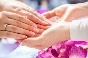 fechar-se tiro do lindo fêmea dands com unhas do França manicure. manicure e spa conceito foto