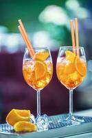 aperol spritz beber em Barra contador dentro bar ou restaurante foto