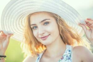 jovem mulher retrato com verão equipamento e cores foto