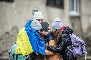 vysne nemecke, Eslováquia. marcha 09. 2022. ucraniano mulher detém dela três crianças todos triste a partir de ser forçado para fugir seus casa país e tornar-se refugiados foto