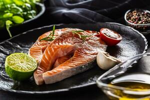 salmão cru bifes alecrim tomates cogumelo Lima Oliva óleo e especiarias - fechar-se foto