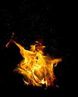 Sombrio foto do uma fogo com laranja chamas cuspir faíscas por aí