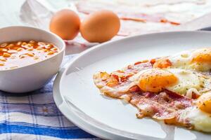 presunto e ovos. bacon e ovos. salgado ovo e borrifado com vermelho Pimenta. Inglês café da manhã. foto
