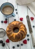 bolo. mármore bolo copo do café pó açúcar cozinha vintage utensílio e fresco fruta bagas foto