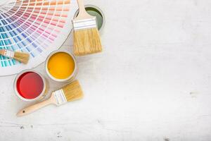 pintura latas cor paleta, latas aberto com escovas em branco borda foto