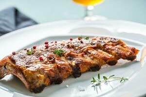 grelhado churrasco carne de porco costelas dentro uma branco prato Como cardápio dentro bar. foto