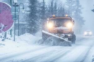 liptov, Eslováquia - janeiro 30, 2022. a neve arado limpa a caminho para a carros atrás isto foto