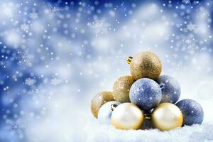 Natal bokeh conceito com pirâmide em forma brilhar bolas e ilustrado neve flocos dentro a fundo foto