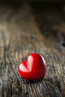 dia dos namorados vermelho coração. 1 dois vermelho coração em de madeira mesa. Casamento ou namorados dia foto