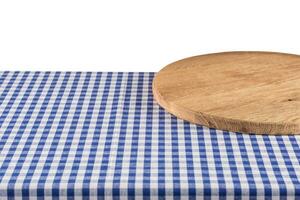 esvaziar de madeira pizza borda em azul xadrez toalha de mesa. foto
