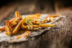 batata fritas. caseiro batata fritas com sal e alecrim foto