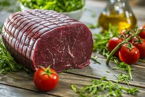 italiano Bresaola com Rúcula tomates e Oliva óleo foto