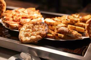 turco Pão Pita pão com Brusqueta em bufê mesa dentro hotel restaurante foto