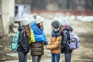 vysne nemecke, Eslováquia. marcha 09. 2022. ucraniano mulher fugindo a conflito com crianças tranquiliza dela três crianças este tudo vai estar OK foto