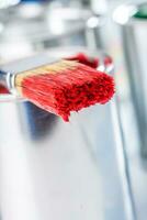 fechar-se escova com vermelho cor deitado em pintura pode. foto