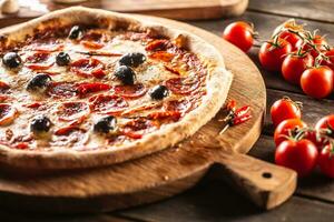 pizza diavola tradicional italiano refeição com picante salame peperoni Pimenta e azeitonas foto