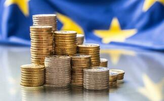 torres com euro moedas e bandeira do europeu União dentro a fundo foto
