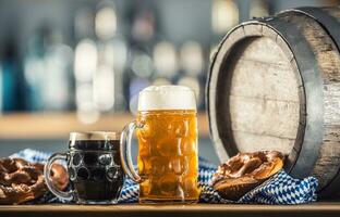 oktoberfest ampla e Sombrio Cerveja com pretzel de madeira barril e azul toalha de mesa foto