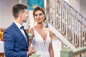 feliz recém-casados Veja cada de outros dentro a olhos depois de dizendo seus Eu Faz às a Casamento foto