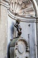 manequim pis pequeno homem xixi ou le petit juliano, uma muito famoso bronze escultura ponto de referência dentro Bruxelas foto