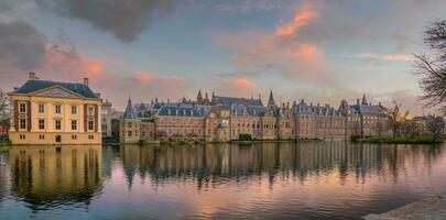 binnenhof castelo holandês parlamento paisagem urbana centro da cidade Horizonte do Haia dentro Países Baixos foto