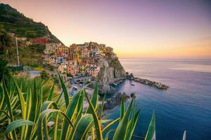 colorida paisagem urbana do edifícios sobre Mediterrâneo mar, Europa, cinque terre dentro Itália foto