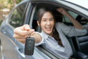 alugar, alugar carro, vender, comprar. o gerente da concessionária envia as chaves do carro para o novo proprietário. vendas, empréstimo de crédito financeiro, aluguel de veículo, seguro, aluguel, vendedor, negociante, prestação, negócio de cuidados com o carro foto