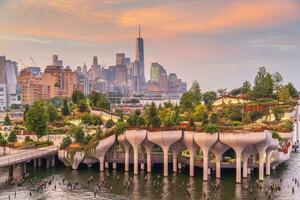 paisagem urbana do centro da cidade Manhattan Horizonte com a pequeno ilha público parque dentro Novo Iorque cidade às nascer do sol foto